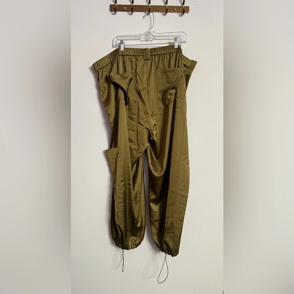 OLD NAVY HIGH WAISTED SATIN JOGGER CARGO PANTS Utility Green NWT Sz 3X - Picture 6 of 6